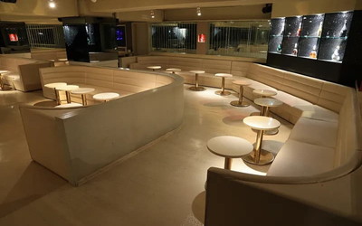 トップクイーンの店内1